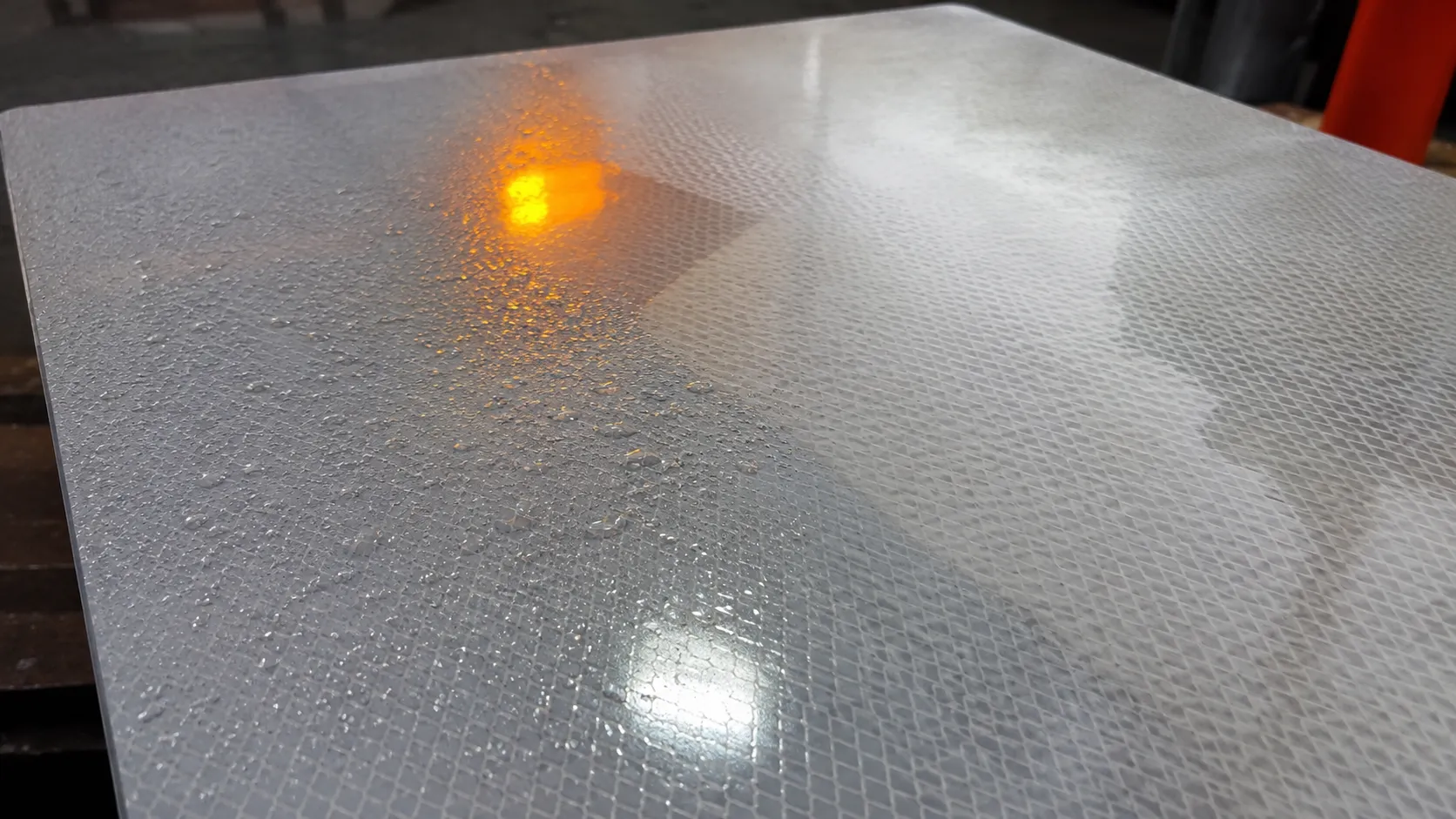Dry and wet areas on reflective traffic sign sheeting.webp